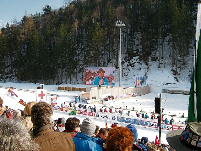 2012-Biathlon.jpg - Während der Biathlon-WMbegrüßte Claus Pichler, OK-Präsident und Bürgermeister von Ruhpoldingtäglich die vielen Zuschauer in der Chiemgau-Arena.