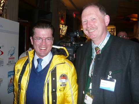 L1000316.JPG - Mit Verteidigungsminister zu Guttenberg während der Winter-Olympiade 2010 im Deutschen Haus in Whistler, Kanada