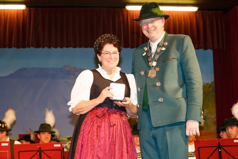 NQ8A1969.jpg - Erna Wala erhält die Ehrenamtsmedaille der Gemeinde für ihr langjähriges Wirken im GTEV D'Rauschberger-Zell, 2012