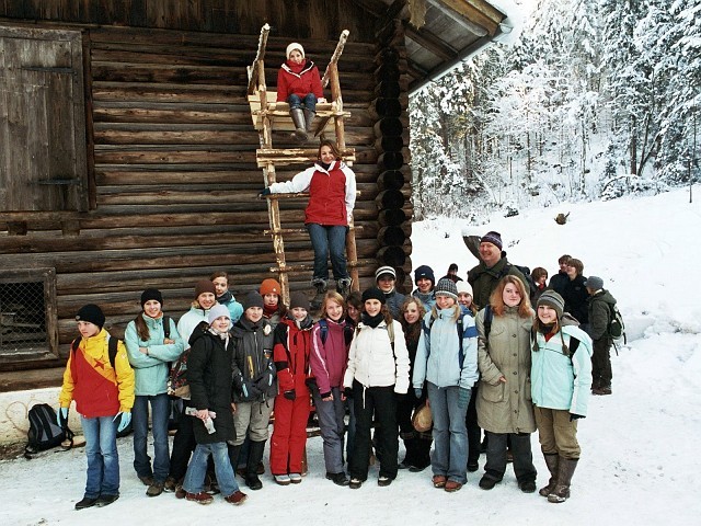 03.jpg - Mit einer 8. Klasse beim Waldtag